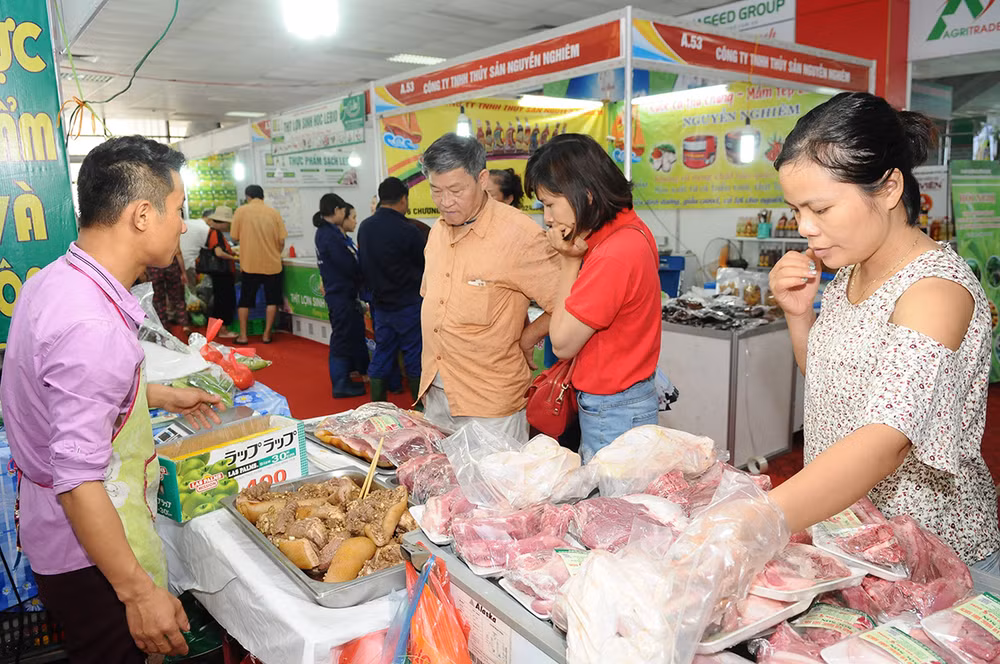 Nỗi lo tăng giá thường trực trước mỗi kỳ tăng lương.
