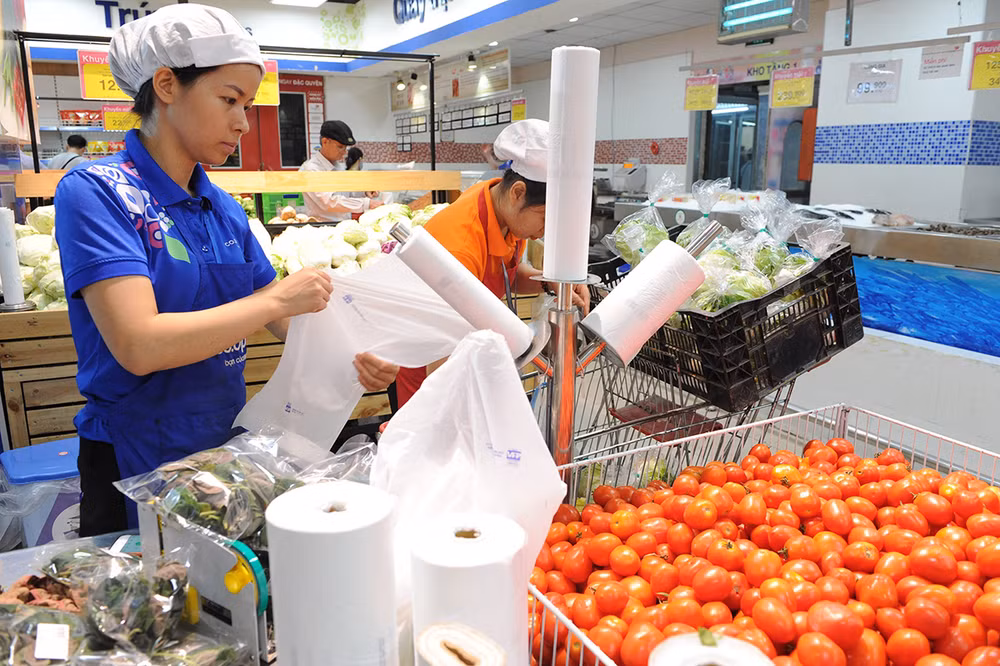 Siêu thị là kênh giữ giá tương đối bình ổn vì đã có sự chuẩn bị lượng hàng hóa lớn từ trước. Siêu thị là kênh giữ giá tương đối bình ổn vì đã có sự chuẩn bị lượng hàng hóa lớn từ trước.