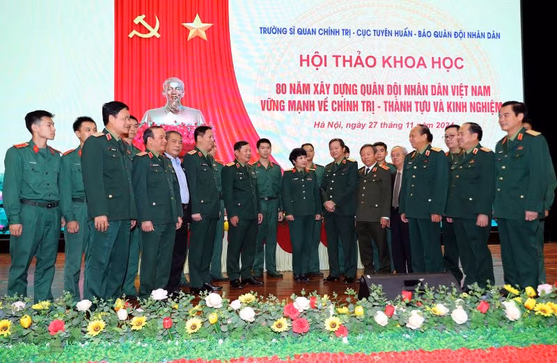 Đại diện Ban Tổ chức trao đổi thân mật cùng các đại biểu tham dự Hội thảo.