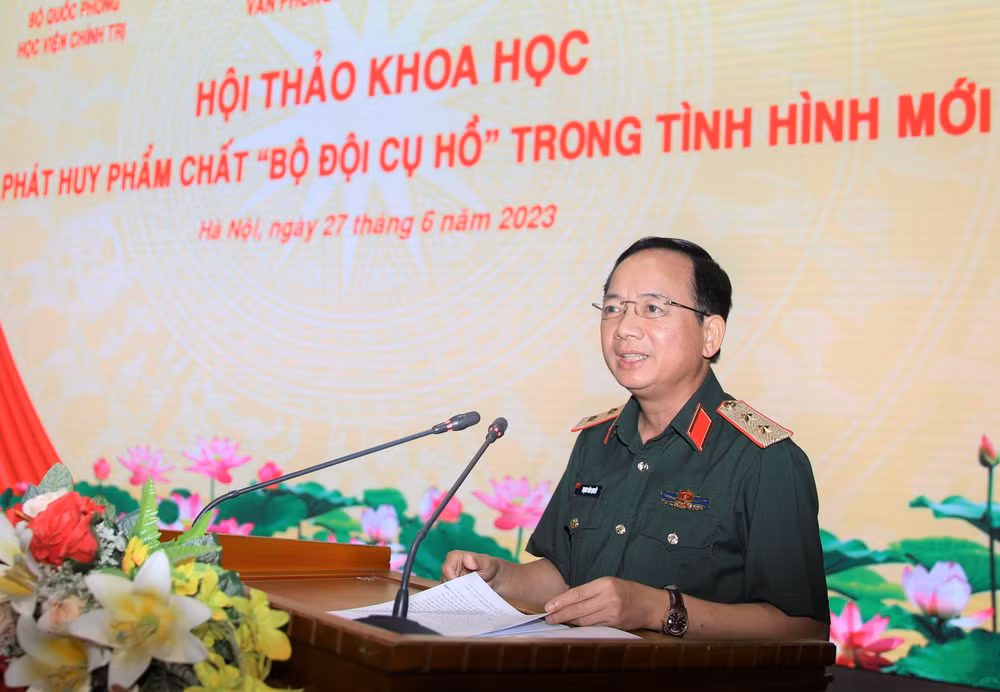 Trung tướng Trịnh Văn Quyết, Phó Chủ nhiệm Tổng cục Chính trị Quân đội nhân dân Việt Nam phát biểu ý kiến tại hội thảo. 