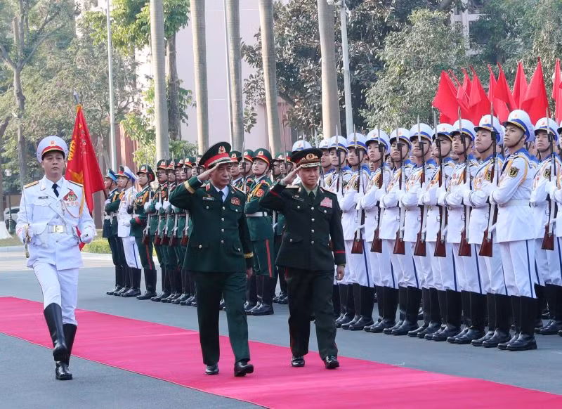 Đại tướng Phan Văn Giang và Thượng tướng Khamliang Outhakaysone duyệt đội danh dự. Đại tướng Phan Văn Giang và Thượng tướng Khamliang Outhakaysone duyệt đội danh dự.