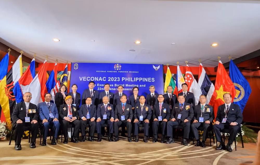 Chủ tịch VECONAC chụp ảnh lưu niệm với các đoàn đại biểu.