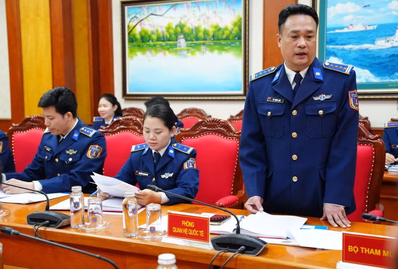 Đại tá Vũ Trung Hậu, Trưởng phòng Phòng Quan hệ quốc tế Cảnh sát biển Việt Nam báo cáo công tác chuẩn bị và lịch trình làm việc sắp tới của đoàn công tác. Đại tá Vũ Trung Hậu, Trưởng phòng Phòng Quan hệ quốc tế Cảnh sát biển Việt Nam báo cáo công tác chuẩn bị và lịch trình làm việc sắp tới của đoàn công tác.