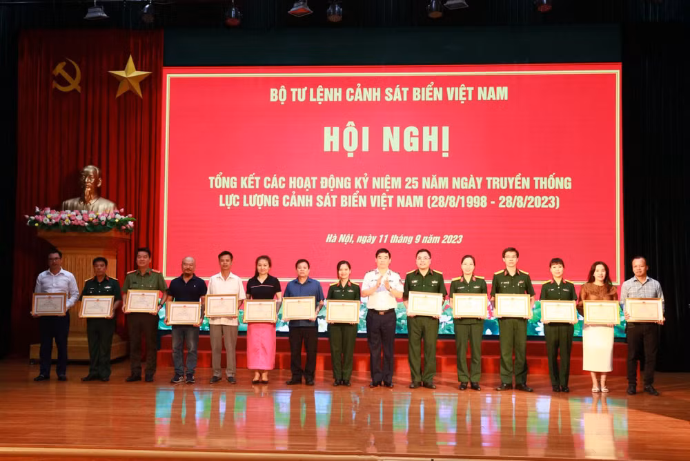 Trung tướng Bùi Quốc Oai, Chính ủy Cảnh sát biển Việt Nam trao Bằng khen tặng các cá nhân có thành tích xuất sắc trong công tác tuyên truyền các hoạt động kỷ niệm 25 năm Ngày truyền thống lực lượng Cảnh sát biển Việt Nam.