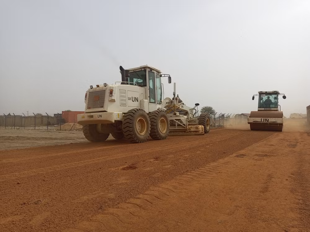 Các đoàn viên Chi đoàn thanh niên Đội Công binh Việt Nam tham gia sửa chữa tuyến đường tại trung tâm khu vực Abyei. (Ảnh: Đội Công binh Việt Nam cung cấp)