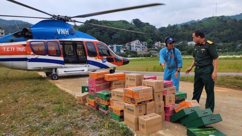 Nhu yếu phẩm chuyển từ máy bay xuống sân vận động huyện Nguyên Bình, tỉnh Cao Bằng. (Ảnh: Thông tấn quân sự cung cấp) Nhu yếu phẩm chuyển từ máy bay xuống sân vận động huyện Nguyên Bình, tỉnh Cao Bằng. (Ảnh: Thông tấn quân sự cung cấp)