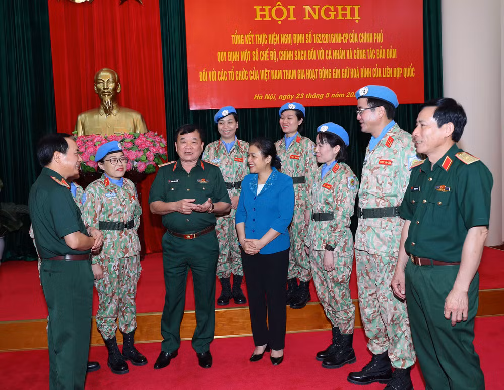 Thượng tướng Hoàng Xuân Chiến cùng các đại biểu dự hội nghị.