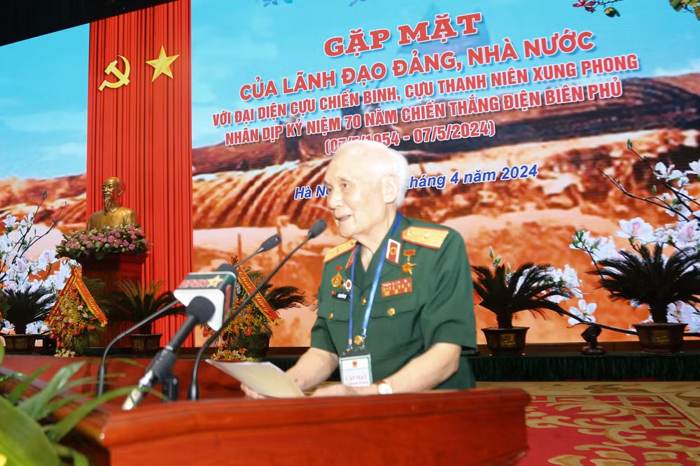 Thiếu tướng Nguyễn Tụ thay mặt các cựu chiến binh, cựu thanh niên xung phong từng tham gia Chiến dịch Điện Biên Phủ phát biểu tại buổi gặp mặt.