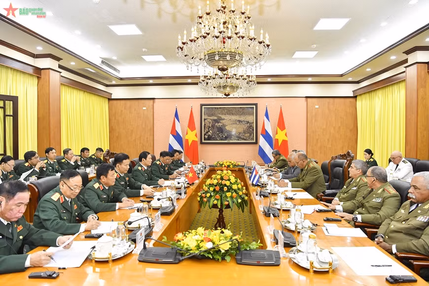 Quang cảnh hội đàm giữa hai đoàn. (Ảnh Báo Quân đội nhân dân)