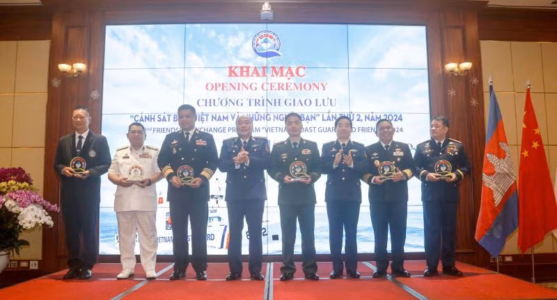 Trung tướng Lê Quang Đạo, Tư lệnh và Trung tướng Bùi Quốc Oai, Chính ủy Cảnh sát biển Việt Nam, trao quà lưu niệm tặng Trưởng đoàn lực lượng thực thi pháp luật trên biển các nước dự khai mạc Chương trình giao lưu.