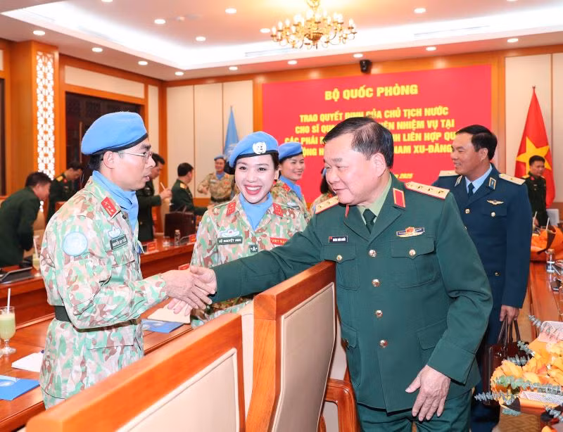 Thượng tướng Hoàng Xuân Chiến chúc mừng các sĩ quan chuẩn bị lên đường làm nhiệm vụ gìn giữ hòa bình.
