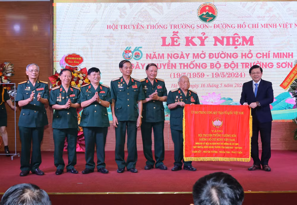 Đại diện Ủy ban Trung ương Mặt trận Tổ quốc Việt Nam trao tặng Hội Trường Sơn Việt Nam bức trướng "Đoàn kết-Truyền thống-Nghĩa tình- Phát triển", nhân ngày truyền thống. Ảnh: TRỌNG ĐỨC 