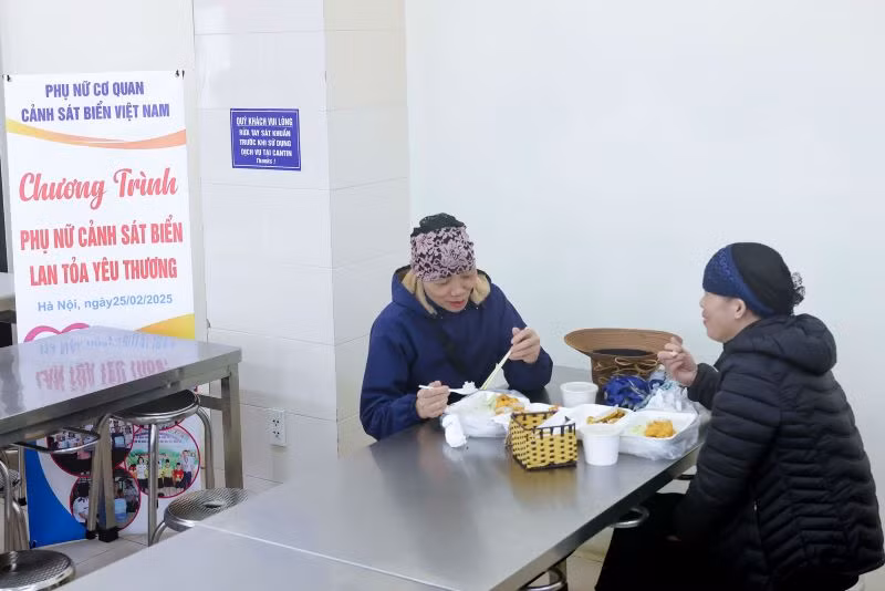 Các bệnh nhân có hoàn cảnh gia đình khó khăn đang điều trị tại Bệnh viện K - Cơ sở Tân Triều (Hà Nội), đón nhận suất cơm do Phụ nữ Cảnh sát biển Việt Nam trao tặng. Các bệnh nhân có hoàn cảnh gia đình khó khăn đang điều trị tại Bệnh viện K - Cơ sở Tân Triều (Hà Nội), đón nhận suất cơm do Phụ nữ Cảnh sát biển Việt Nam trao tặng.