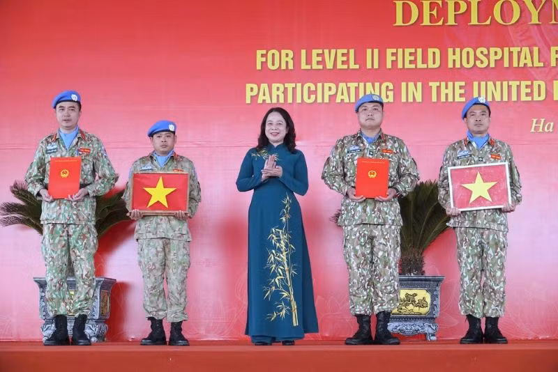 Phó Chủ tịch nước Võ Thị Ánh Xuân trao Quyết định của Chủ tịch nước cử Bệnh viện dã chiến cấp 2 số 6 và Đội Công binh số 3 đi thực hiện nhiệm vụ gìn giữ hòa bình Liên hợp quốc và trao Quốc kỳ cho hai đơn vị.