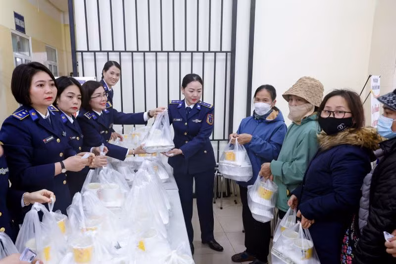 Các hội viên Hội Phụ nữ Cảnh sát biển Việt Nam trao suất cơm tặng các bệnh nhân có hoàn cảnh gia đình khó khăn đang điều trị tại Bệnh viện K - Cơ sở Tân Triều (Hà Nội), nhân dịp Ngày Quốc tế Phụ nữ 8/3/2025.