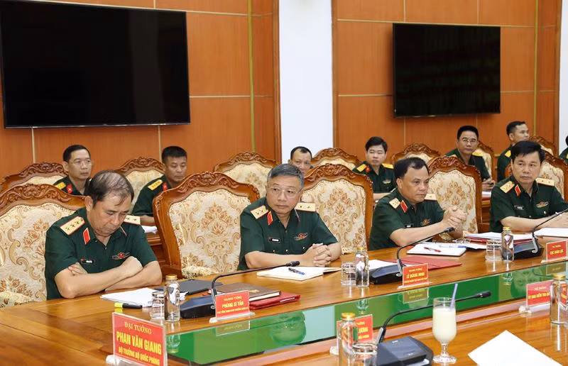 Các đại biểu dự buổi làm việc.