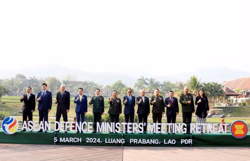Thượng tướng Nguyễn Tân Cương cùng các đại biểu dự ADMM Hẹp chụp ảnh chung thể hiện tinh thần đoàn kết của ASEAN.
