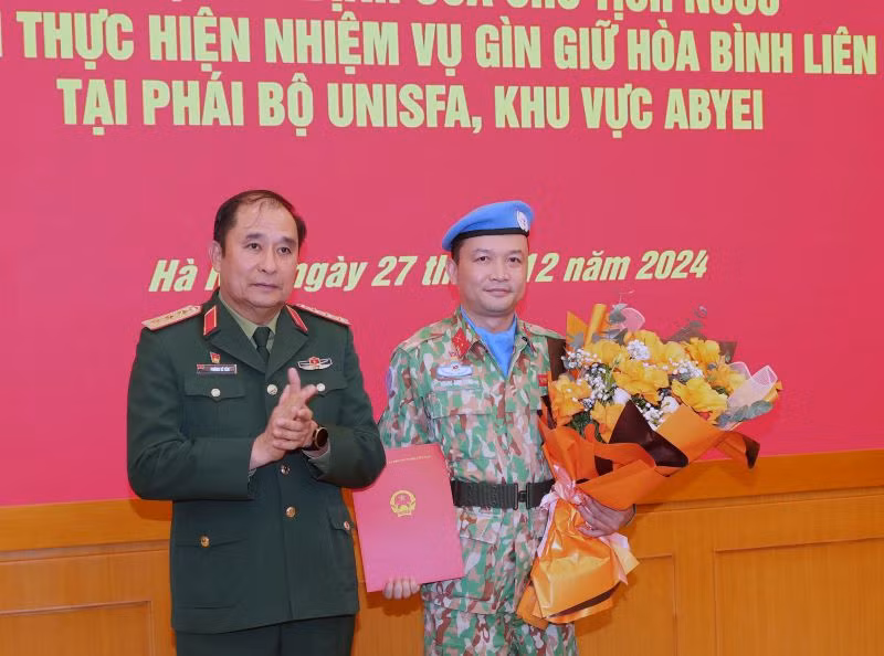 Thừa ủy quyền của Chủ tịch nước, thay mặt lãnh đạo Bộ Quốc phòng, Thượng tướng Phùng Sĩ Tấn trao Quyết định của Chủ tịch nước cho Thiếu tá Hoàng Đình Công đi làm nhiệm vụ gìn giữ hòa bình Liên hợp quốc tại Phái bộ UNISFA, khu vực Abyei.