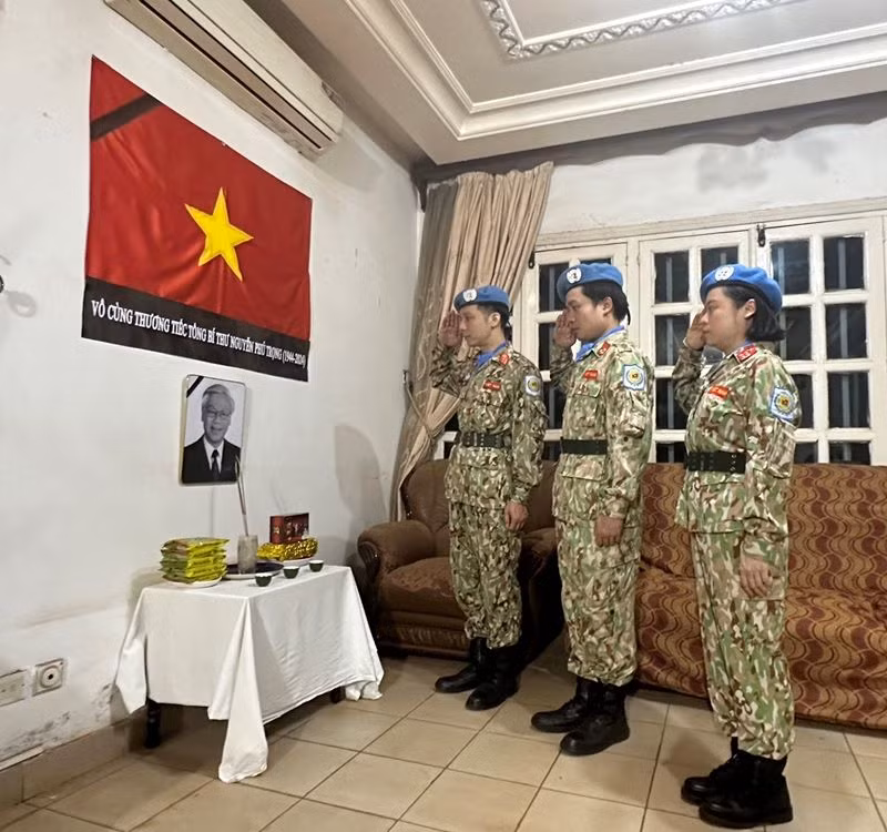 Tổ công tác tại Cộng hòa Trung Phi tưởng niệm Tổng Bí thư Nguyễn Phú Trọng. Ảnh: PHƯƠNG LINH Tổ công tác tại Cộng hòa Trung Phi tưởng niệm Tổng Bí thư Nguyễn Phú Trọng. Ảnh: PHƯƠNG LINH