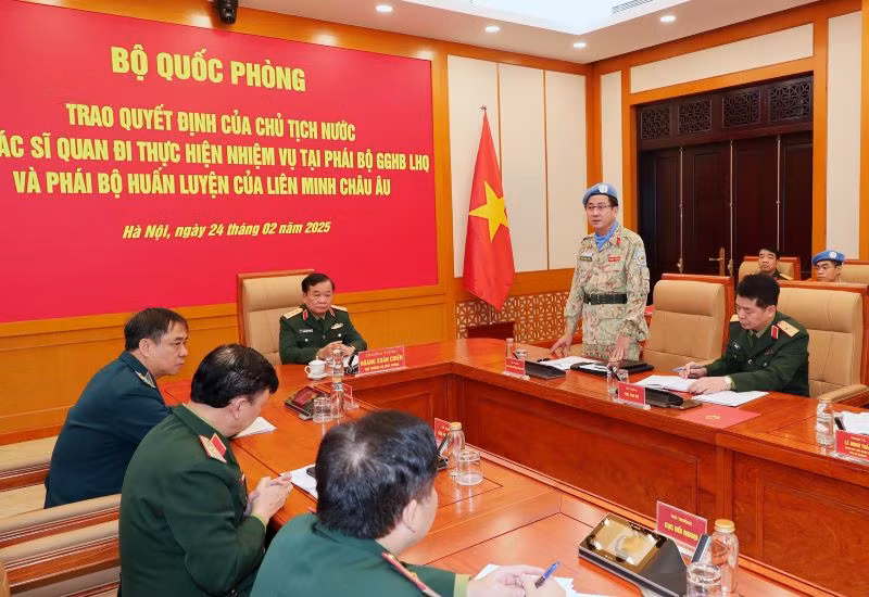 Thiếu tướng Phạm Mạnh Thắng, Cục trưởng Cục Gìn giữ hòa bình Việt Nam báo cáo công tác chuẩn bị cho các sĩ quan đi thực hiện nhiệm vụ gìn giữ hòa bình Liên hợp quốc. Thiếu tướng Phạm Mạnh Thắng, Cục trưởng Cục Gìn giữ hòa bình Việt Nam báo cáo công tác chuẩn bị cho các sĩ quan đi thực hiện nhiệm vụ gìn giữ hòa bình Liên hợp quốc.