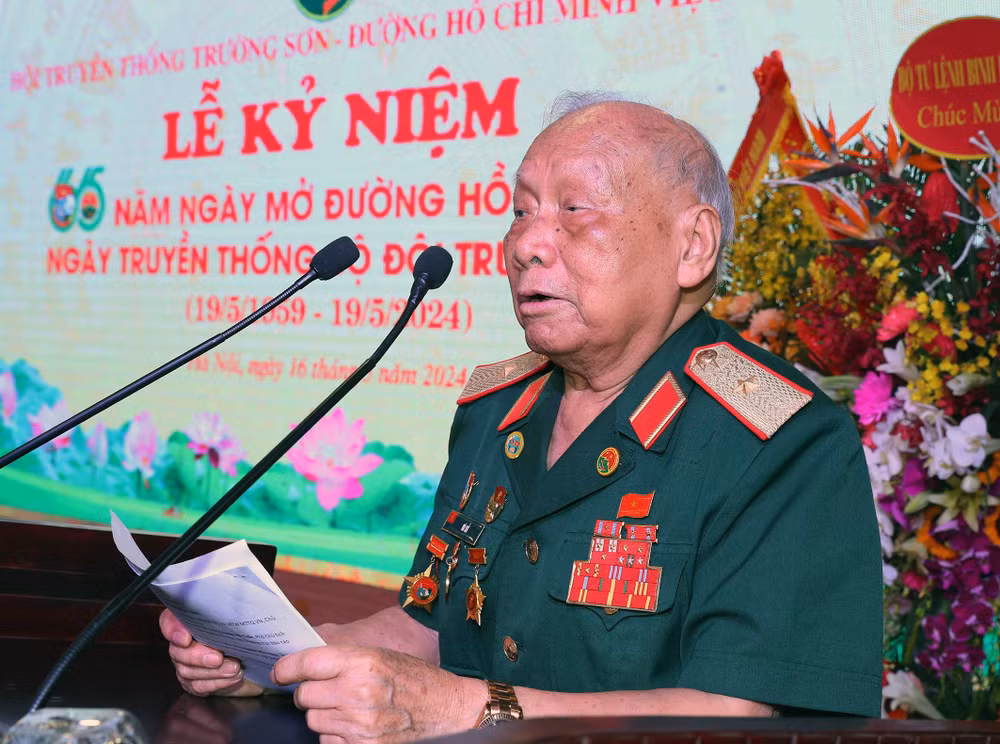 Thiếu tướng Võ Sở, Chủ tịch Hội Trường Sơn Việt Nam phát biểu tại buổi lễ. Ảnh: TRỌNG ĐỨC