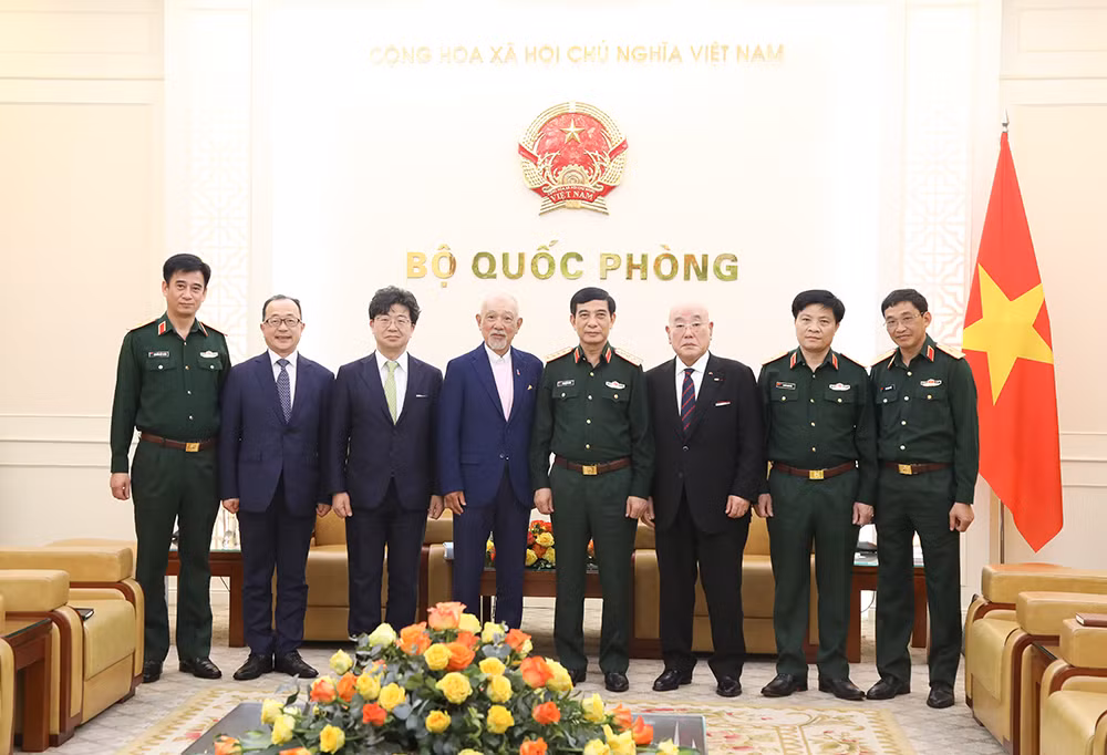Đại tướng Phan Văn Giang và Chủ tịch danh dự Quỹ Hòa bình Sasakawa, Nhật Bản chụp ảnh cùng các đại biểu.
