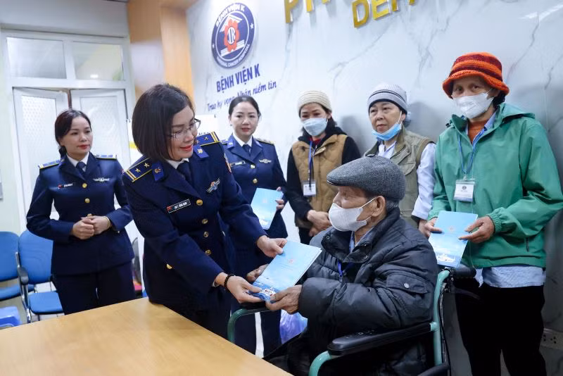 Đại diện Hội Phụ nữ Cảnh sát biển Việt Nam trao quà tặng các bệnh nhân có hoàn cảnh gia đình khó khăn. Đại diện Hội Phụ nữ Cảnh sát biển Việt Nam trao quà tặng các bệnh nhân có hoàn cảnh gia đình khó khăn.