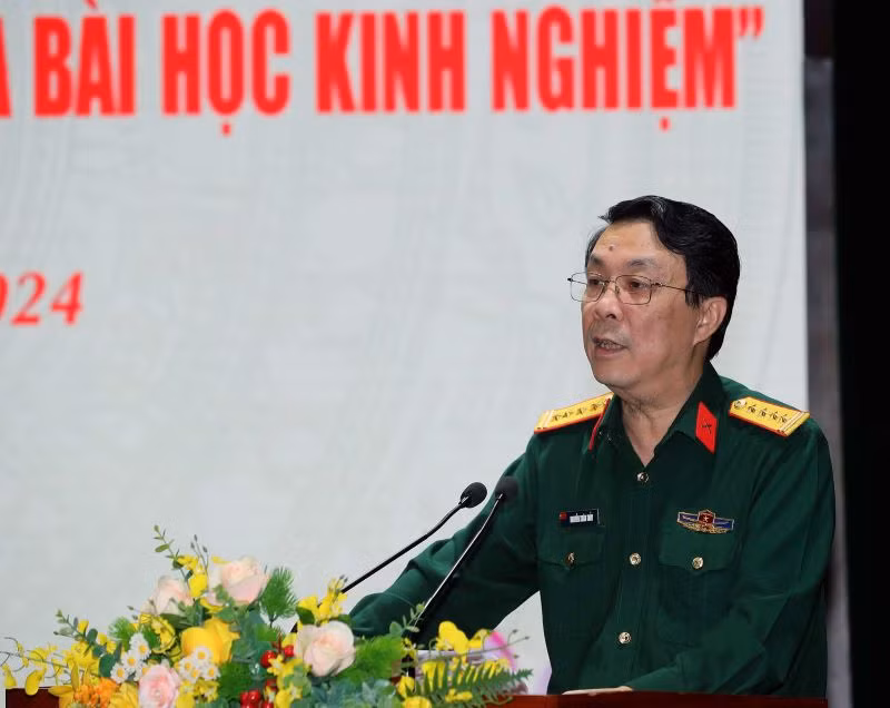 Đại tá Nguyễn Xuân Thủy, Phó Cục trưởng Cục Tuyên huấn phát biểu khai mạc Họp báo.