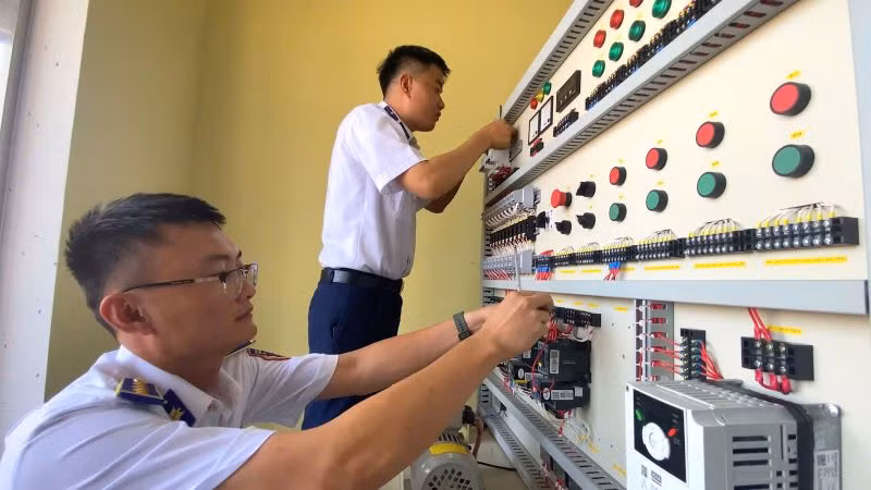 Đại úy Nguyễn Văn Hùng cùng đồng đội thực hiện sáng kiến “Mô hình huấn luyện khí cụ điện, dụng cụ đo điện và truyền động điện” . Đại úy Nguyễn Văn Hùng cùng đồng đội thực hiện sáng kiến “Mô hình huấn luyện khí cụ điện, dụng cụ đo điện và truyền động điện” .