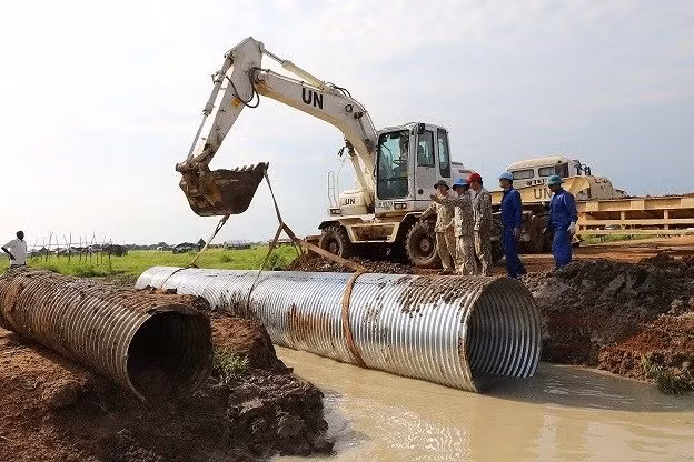 Đội Công binh Việt Nam giúp người dân khu vực Abyei chống lụt. (Nguồn: Đội Công binh Việt Nam) Đội Công binh Việt Nam giúp người dân khu vực Abyei chống lụt. (Nguồn: Đội Công binh Việt Nam)
