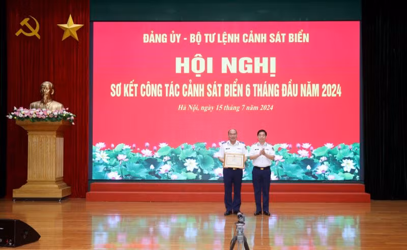 Thừa ủy quyền của Bộ trưởng Quốc phòng, Trung tướng Bùi Quốc Oai trao Bằng khen của Bộ trưởng Quốc phòng tặng Thiếu tướng Lê Quang Đạo.