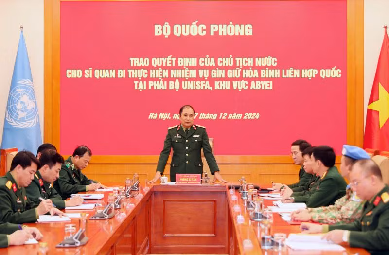 Thượng tướng Phùng Sĩ Tấn phát biểu giao nhiệm vụ cho Thiếu tá Hoàng Đình Công trước khi lên đường làm nhiệm vụ gìn giữ hòa bình Liên hợp quốc.
