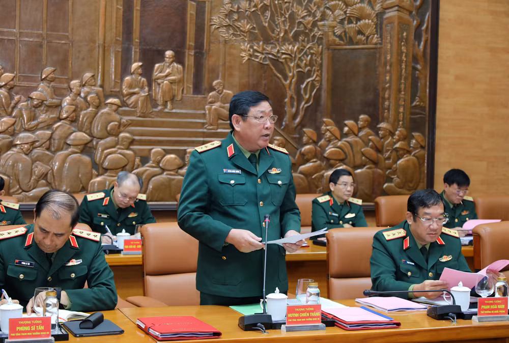 Thượng tướng Huỳnh Chiến Thắng báo cáo tại hội nghị.