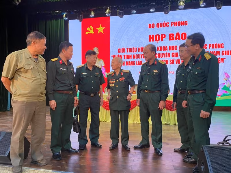 Các đại biểu trao đổi thân mật bên lề buổi họp báo.