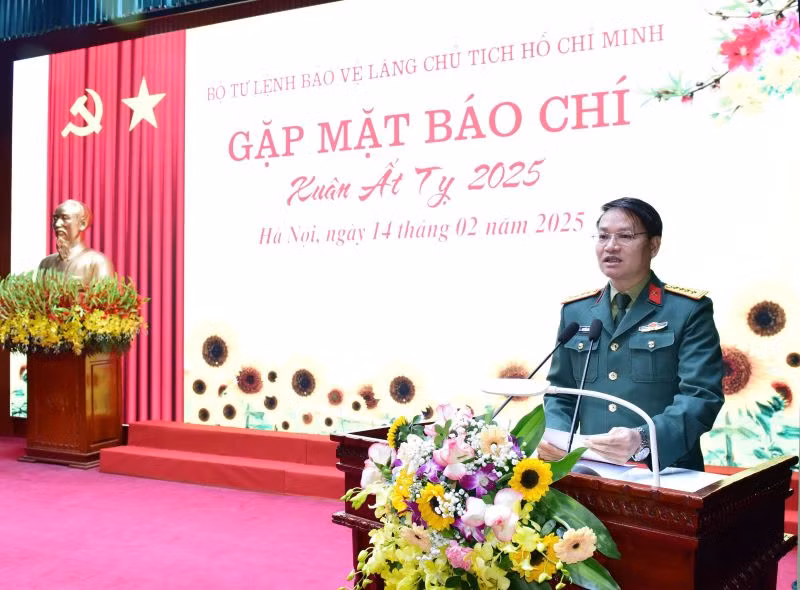 Đại tá Nguyễn Gia Chinh, Phó Chủ nhiệm Chính trị Bộ Tư lệnh Bảo vệ Lăng, báo cáo kết quả phối hợp tuyên truyền năm 2024, nội dung trọng tâm công tác tuyên truyền năm 2025.