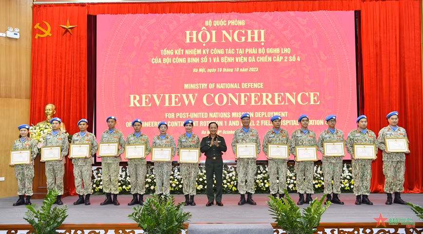 Các tập thể, cá nhân được trao tặng Bằng khen tại hội nghị. Ảnh: Báo Quân đội nhân dân.