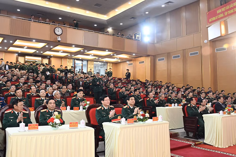 Các đại biểu tham dự buổi lễ. Các đại biểu tham dự buổi lễ.