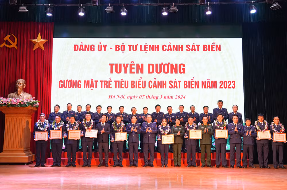 Các đại biểu chụp ảnh lưu niệm với các Gương mặt trẻ tiêu biểu Cảnh sát biển năm 2023. Các đại biểu chụp ảnh lưu niệm với các Gương mặt trẻ tiêu biểu Cảnh sát biển năm 2023.