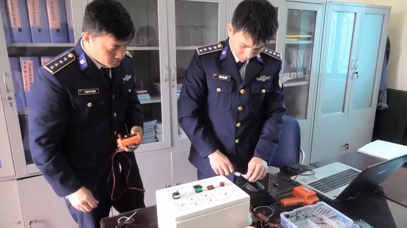 Đại úy Trần Văn Quyết cùng Đại úy Phạm Duy Khánh thực hiện Đề tài “Nghiên cứu, khai thác, mô hình hóa hệ thống điều khiển chống ngập trên tàu Cảnh sát biển”. Đại úy Trần Văn Quyết cùng Đại úy Phạm Duy Khánh thực hiện Đề tài “Nghiên cứu, khai thác, mô hình hóa hệ thống điều khiển chống ngập trên tàu Cảnh sát biển”.