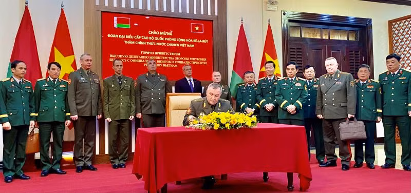 Trung tướng Khrenin Viktor Gennadievich, Bộ trưởng Quốc phòng Cộng hòa Belarus ký kết các văn bản hợp tác hai bên đã thống nhất. Trung tướng Khrenin Viktor Gennadievich, Bộ trưởng Quốc phòng Cộng hòa Belarus ký kết các văn bản hợp tác hai bên đã thống nhất.