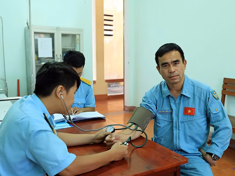 Đại tá Nguyễn Văn Sơn, Trung đoàn trưởng Trung đoàn 940 (bên phải). Đại tá Nguyễn Văn Sơn, Trung đoàn trưởng Trung đoàn 940 (bên phải).