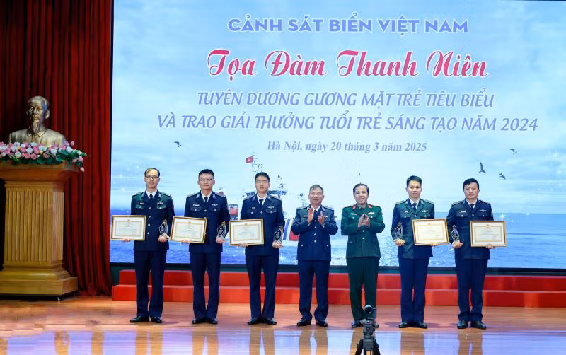 Các cá nhân vinh dự được nhận Giải thưởng Tuổi trẻ sáng tạo Cảnh sát biển Việt Nam năm 2024.