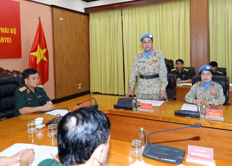 Thiếu tướng Phạm Mạnh Thắng, Cục trưởng Cục Gìn giữ hòa bình Việt Nam báo cáo công tác chuẩn bị cho hai sĩ quan lên đường làm nhiệm vụ. Thiếu tướng Phạm Mạnh Thắng, Cục trưởng Cục Gìn giữ hòa bình Việt Nam báo cáo công tác chuẩn bị cho hai sĩ quan lên đường làm nhiệm vụ.