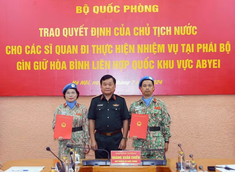 Thừa ủy quyền của Chủ tịch nước, Thượng tướng Hoàng Xuân Chiến trao Quyết định của Chủ tịch nước cho hai sĩ quan đi làm nhiệm vụ tại Phái bộ UNISFA. 