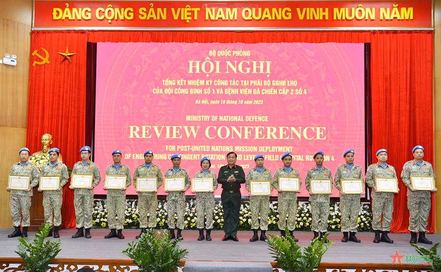 Các tập thể, cá nhân được trao tặng Bằng khen tại hội nghị. Ảnh: Báo Quân đội nhân dân.