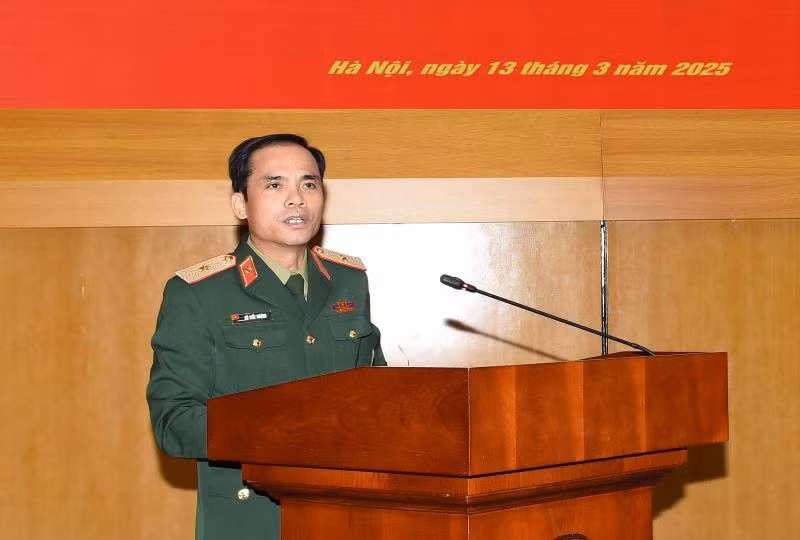 Thiếu tướng Vũ Viết Hoàng, Tư lệnh Binh chủng Thông tin liên lạc phát biểu kết luận hội nghị. Thiếu tướng Vũ Viết Hoàng, Tư lệnh Binh chủng Thông tin liên lạc phát biểu kết luận hội nghị.