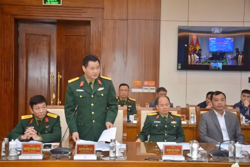 Đại diện lãnh đạo Báo Quân đội nhân dân phát biểu ý kiến tại buổi gặp mặt.