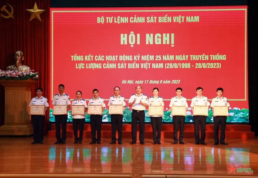 Thiếu tướng Lê Quang Đạo, Tư lệnh Cảnh sát biển Việt Nam trao Bằng khen tặng các tập thể có thành tích xuất sắc trong đợt thi đua cao điểm và tổ chức các hoạt động kỷ niệm. (Ảnh: Báo Quân đội nhân dân)