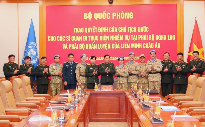 Đại diện các cơ quan, đơn vị trực thuộc Bộ Quốc phòng chụp ảnh cùng các sĩ quan chuẩn bị lên đường làm nhiệm vụ gìn giữ hòa bình Liên hợp quốc. Đại diện các cơ quan, đơn vị trực thuộc Bộ Quốc phòng chụp ảnh cùng các sĩ quan chuẩn bị lên đường làm nhiệm vụ gìn giữ hòa bình Liên hợp quốc.
