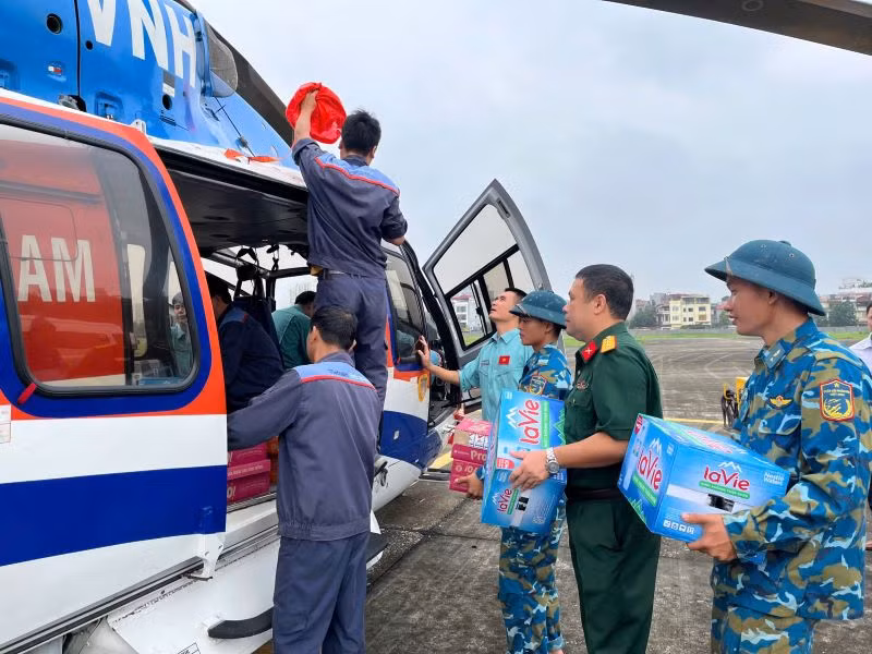 Chuyển nhu yếu phẩm lên máy bay để cứu trợ nhân dân vùng lũ huyện Nguyên Bình, tỉnh Cao Bằng. (Ảnh: Thông tấn quân sự cung cấp) 